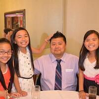 Tùng-Party's-graduation-at-restaurant